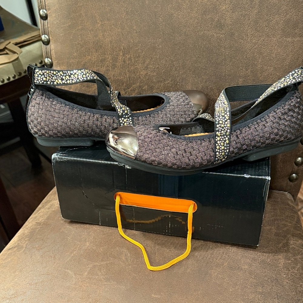 bernie mev. Brown and Black Flats with Gold Accents - Picture 7 of 7